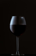 Fototapeta na wymiar vino tinto en copa sobre fondo oscuro