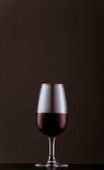 vino tinto en copa sobre fondo oscuro