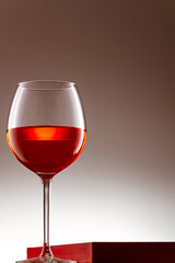 copa de vino tinto sobre un fondo blanco
