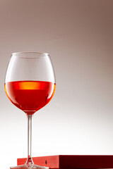 copa de vino tinto sobre un fondo blanco
