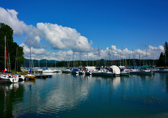 żaglówki, Sailboats on the lake on a sunny day © kateej