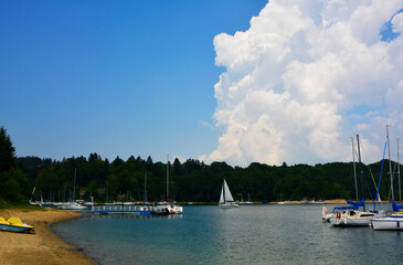 żaglówki, Sailboats on the lake on a sunny day © kateej