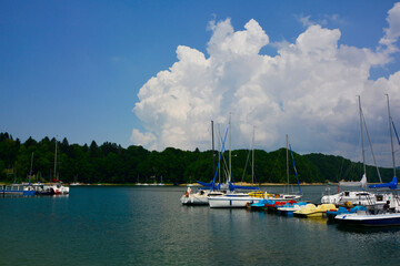 Fototapeta na wymiar żaglówki, Sailboats on the lake on a sunny day