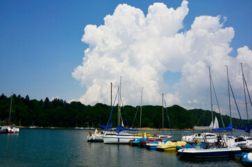 Fototapeta na wymiar żaglówki, Sailboats on the lake on a sunny day, sailboat marina on the lake