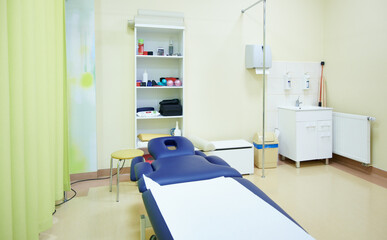 Sala do ćwiczeń i rehabilitacji w poradni fizjoterapeutycznej jest wyposażona w wiele...