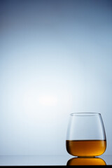 whisky con hielo sobre un fondo blanco