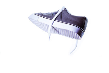 Zapato moderno de cerca en el aire