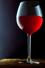 copa de vino tinto con un fondo blanco