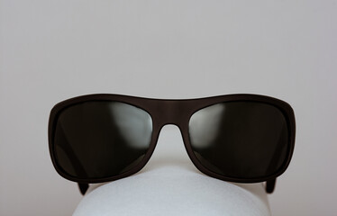 gafas de sol sobre un fondo blanco