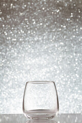 vaso de agua sobre un fondo negro