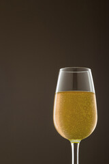 copa de champán sobre un fondo claro