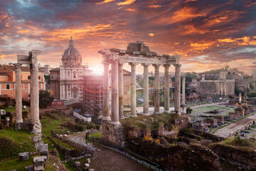Obraz premium Sunrise at the Roman Forum, the Basilica Giulia and many ancient monuments of what was the heart of the glorious Roman Empire. In Rome city, Italy, Europe.