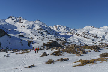 Alpinistas de camino a la cima de la montaña en el Pirineo