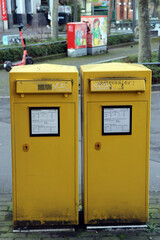 zwei gelbe Briefk&auml;sten in der Stadt