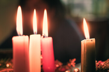 Velas navideñas derretidas