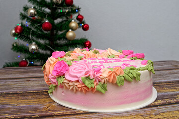 Pastel de cumpleaños hecho en casa decorado con flores sobre mesa de amdera.