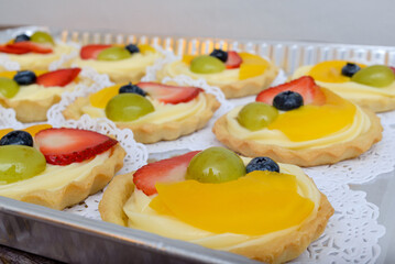 Tartaletas con natilla decoradas con frutas frescas.