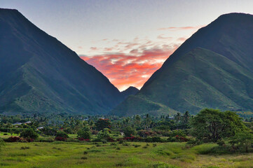 Telephoto view of west maui mountains at sunrise. - obrazy, fototapety, plakaty