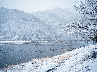 雪降る嵐山の渡月橋