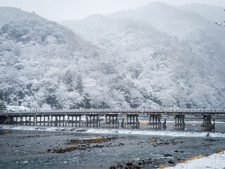 雪降る嵐山の渡月橋