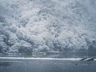 嵐山の渡月橋からの雪の絶景
