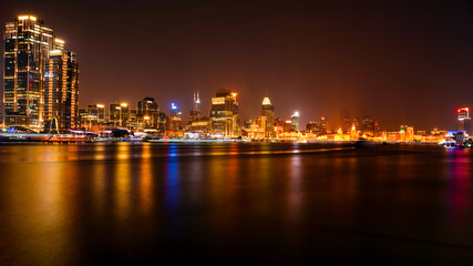 Obraz premium Night view of buildings in Lujiazui, Huangpu River, Shanghai