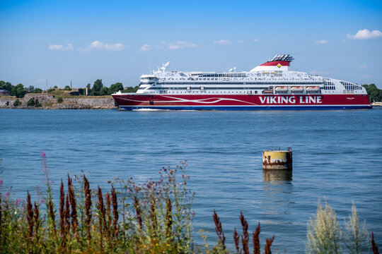 MV Viking XPRS, operated by Viking Line, passing Suomenlinna on its way to Tallinn.