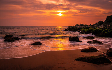 Obraz premium Beautiful sunset or sunrise with colorful sky at devghali or Kasheli beach