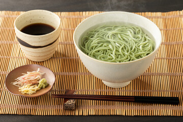 ほんのり湯気の立つ、温かい茶蕎麦