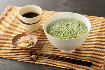 ほんのり湯気の立つ、温かい茶蕎麦