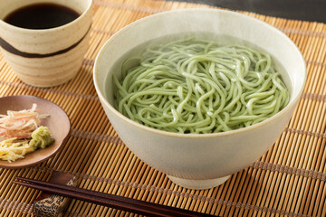 ほんのり湯気の立つ、温かい茶蕎麦