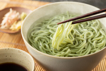 ほんのり湯気の立つ、温かい茶蕎麦