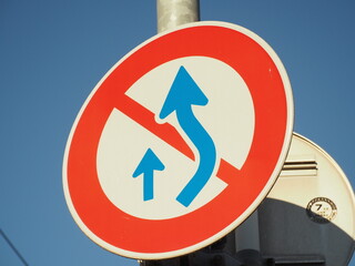 道路標識の追越しのための右側部分はみ出し通行禁止