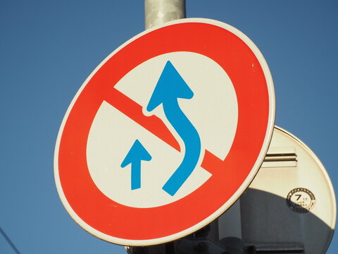 追い越し禁止 Images Browse Stock Photos Vectors And Video Adobe Stock