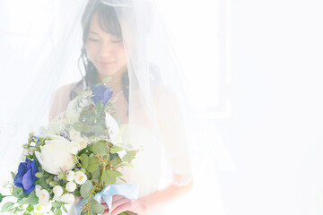 結婚式のイメージに使いやすいベールをつけた花嫁　右にコピースペースあり