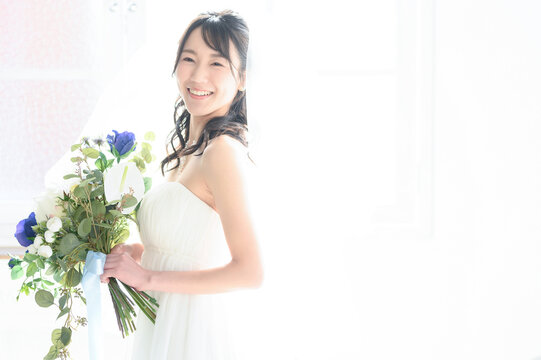 かわいいアジア系（日本人）花嫁さんのイメージ　コピースペースあり　カメラ目線