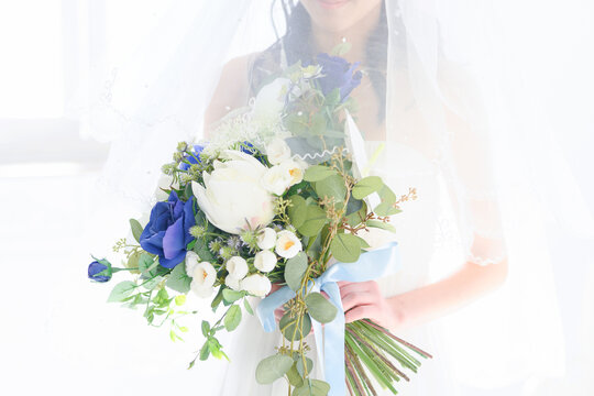 結婚式のイメージに使いやすいブーケと花嫁（顔なし）　コピースペースあり
