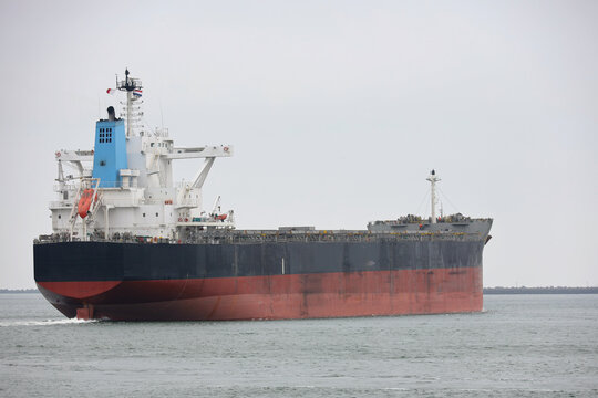 Massengutfrachter verl&auml;sst den Hafen