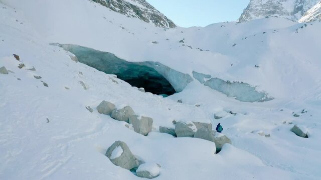 Randonneur marchant au glacier
