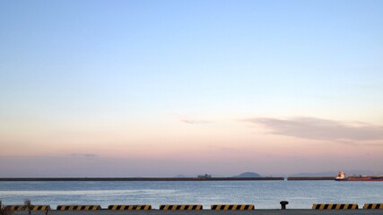 Obraz premium 朝焼けが美しい港の風景