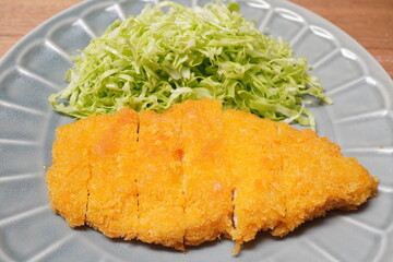揚げたてのポークチーズカツレツとキャベツの千切り