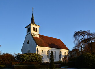 Fototapeta na wymiar Historische Kirche im Winter im Dorf Bommelsen, Niedersachsen