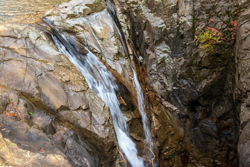 岩肌を流れる二本の滝