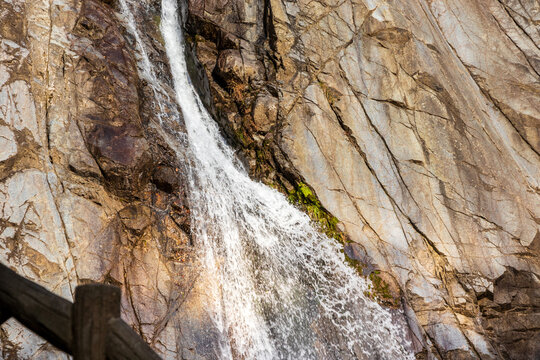 岩の壁を流れ落ちる滝の水