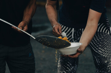 Tomando Sancocho en la calle, en puente resistencia en Cartago Colombia.