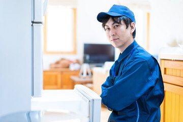 冷蔵庫の修理をする技術スタッフ