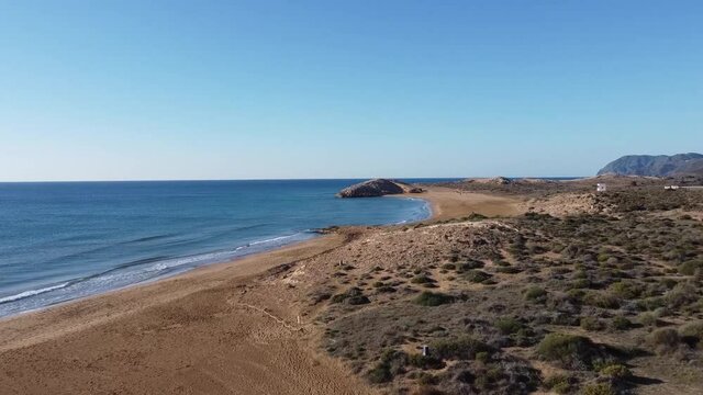 paisaje a&eacute;reo de una playa desierta