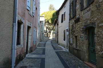 Fototapeta premium Vieille ruelle typique, ville de Pierrelatte, département de la Drôme, France