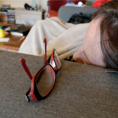 sieste sur le canapé