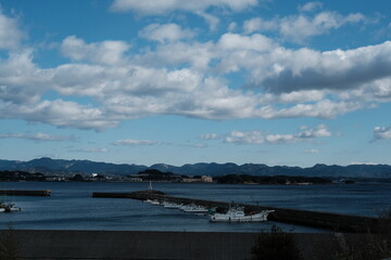 漁港と海と空